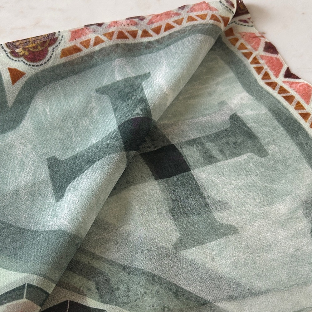 Geometric silk Patterned Scarf - Picture 5 of 5